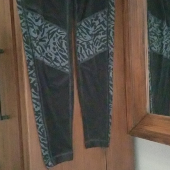 Lululemon Athletica High-Waisted Black and Gray Leggings with Mesh Panels - Picture 5 of 9